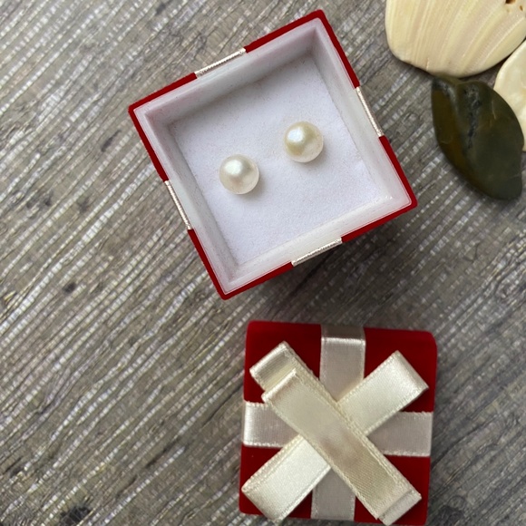 Avon Freshwater Pearl Earrings In Present Gift Box - Picture 2 of 7